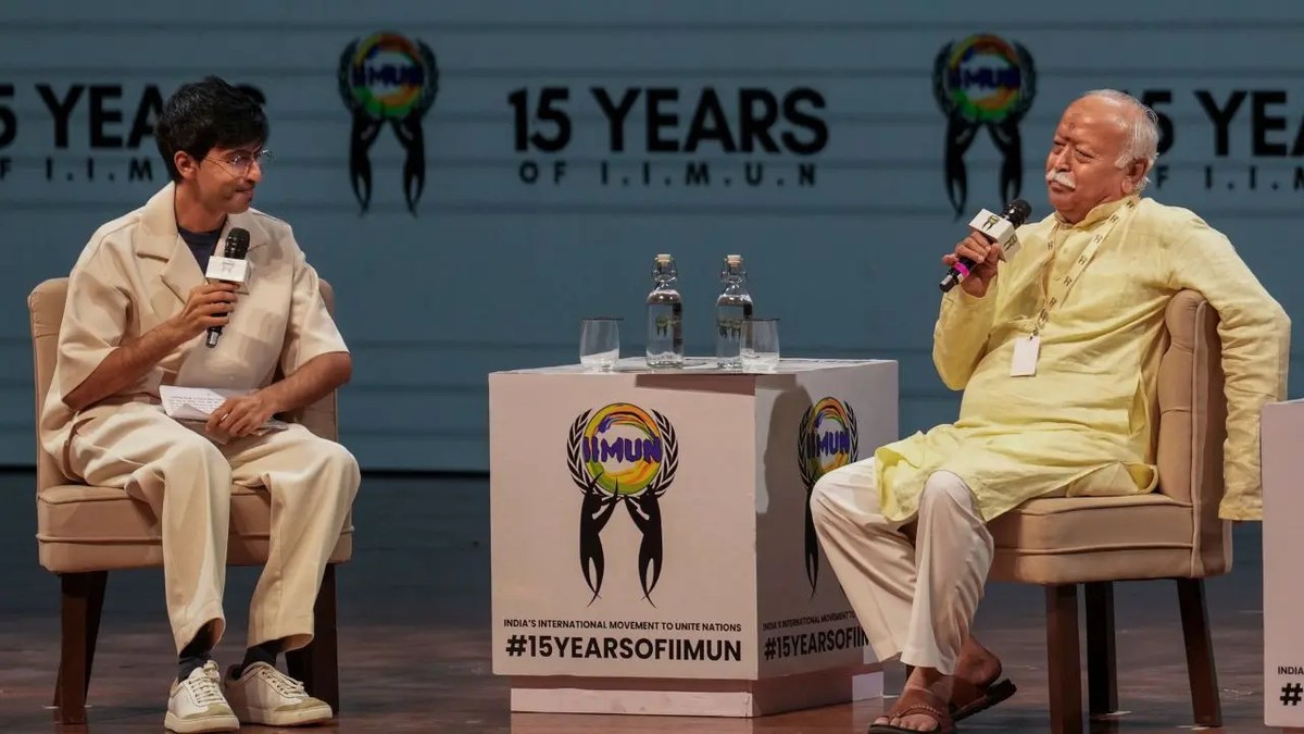 Dr Mohan Bhagwat in conversation with students at the I.I.M.U.N. 15th anniversary event in Mumbai