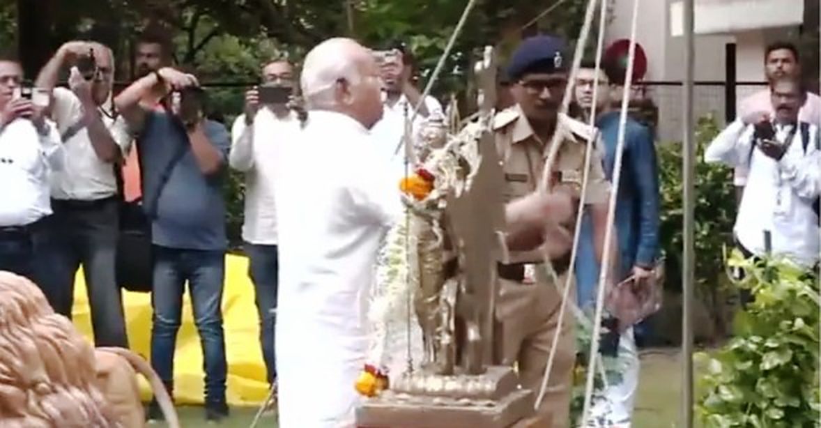 Dr Mohan Bhagwat hoisting the Tiranga at the RSS headquarters, Nagpur