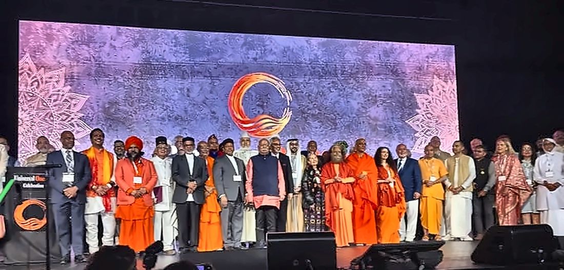 Dr Mohan Bhagwat with faith leaders on stage at the Universal Oneness Celebration