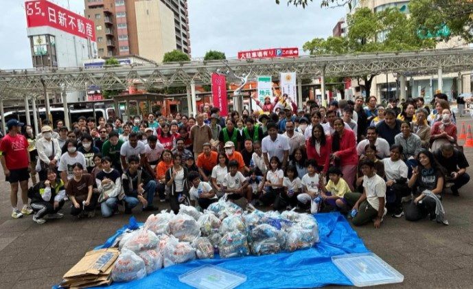 Volunteers of Rashbehari Shakha at the Edogawa clean-up