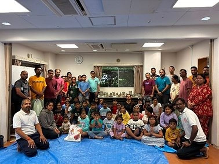 Families at the Ganesh Murti Srijana workshop