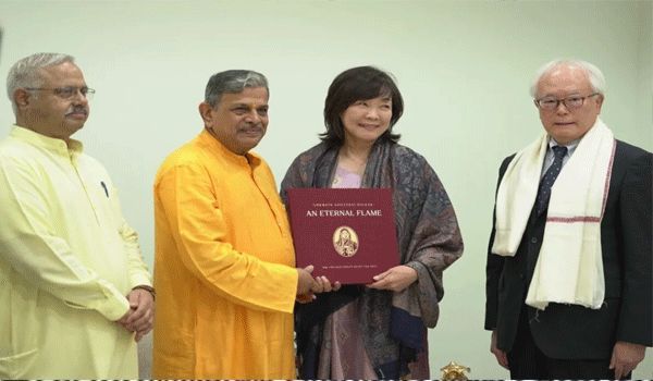 Akie Abe meets the Sarkaryavah